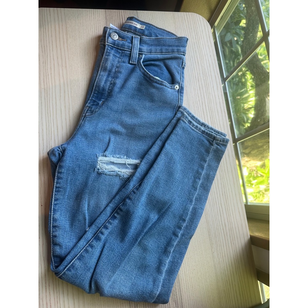 Levis High Waisted Mom Jeans Distressed Ripped Medium Wash Size 24x27 Skinny‎